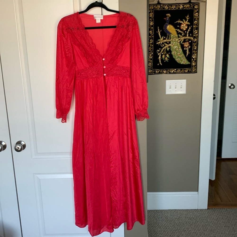 Fantastic vintage condition. Size small vintage shadow line light weight robe.